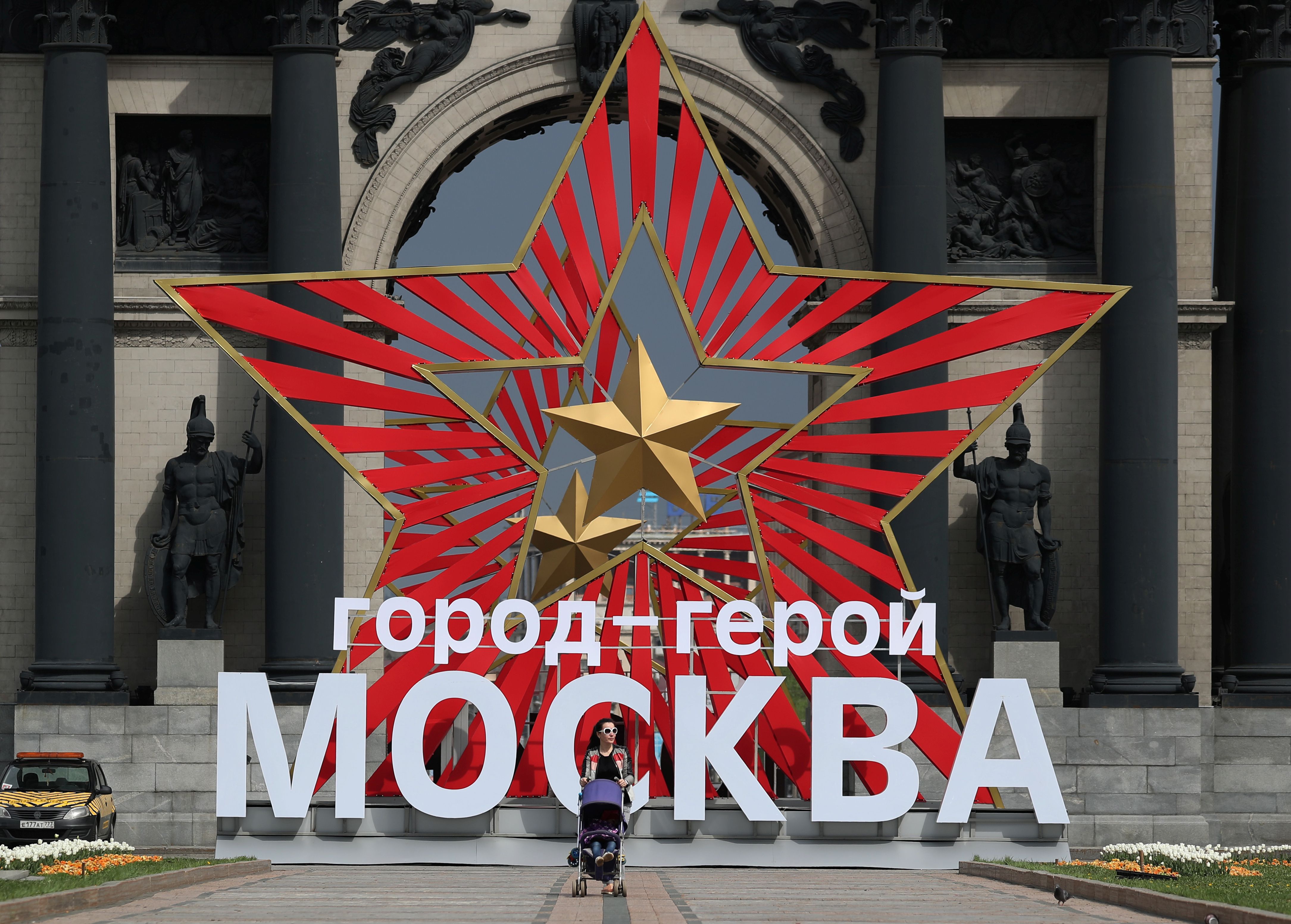 Una mujer empuja un cochecito frente a una instalación que lee "Héroes de la ciudad de Moscú" dedicada al 75 aniversario de la victoria sobre la Alemania nazi en la Segunda Guerra Mundial, en Moscú, Rusia, el 7 de mayo de 2020. (REUTERS / Evgenia Novozhenina)