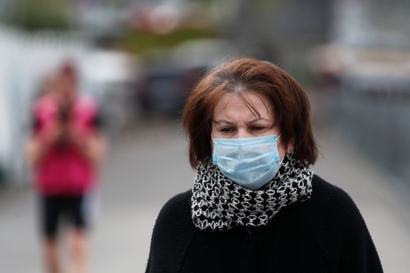 Una mujer que lleva una máscara facial protectora como medida preventiva contra la enfermedad coronavirus (COVID-19) camina en Krasnogorsk a las afueras de Moscú, Rusia, el 5 de mayo de 2020. REUTERS/Maxim Shemetov