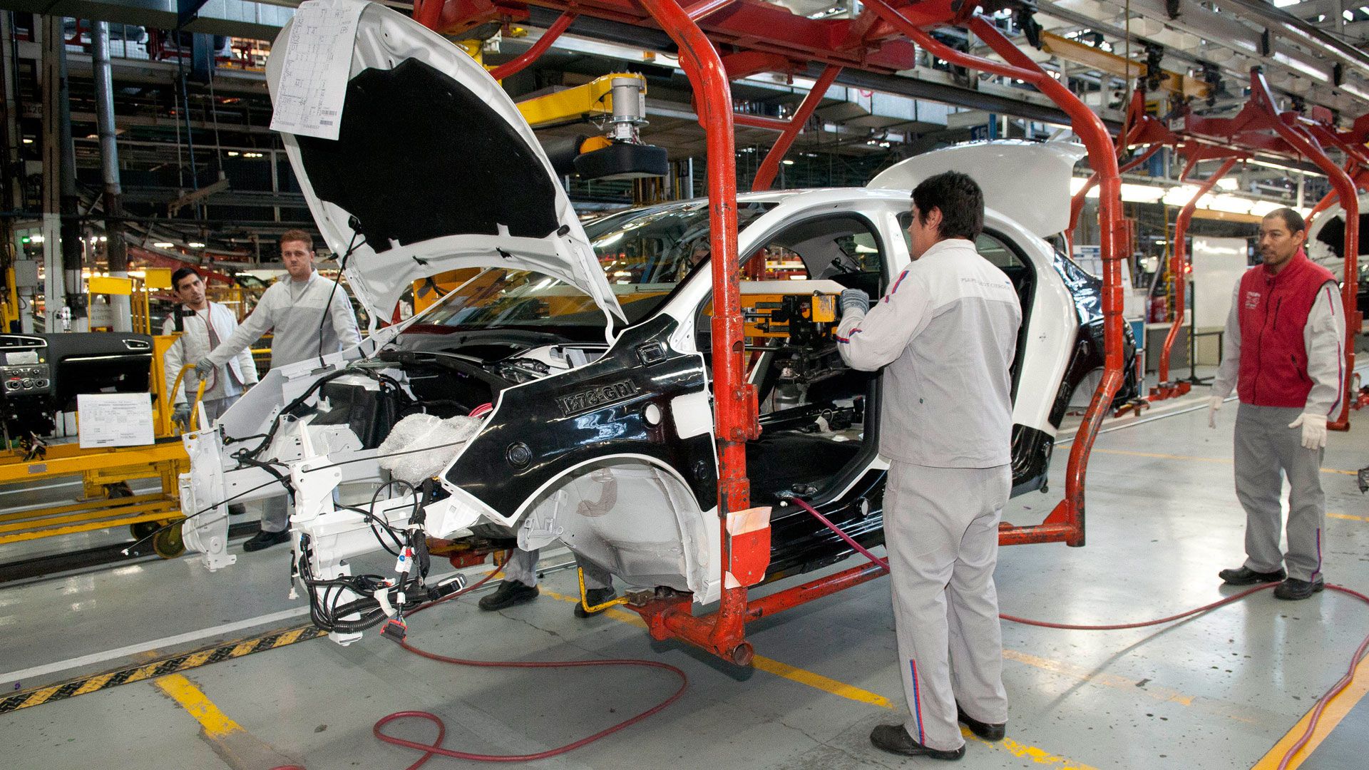 El sector automotor es uno de los que vuelve a la actividad, con plantas en Córdoba, Buenos Aires y Tucumán