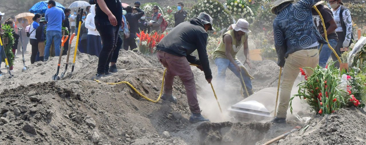 Sin lugar para fosas: pandemia fuerza ampliar cementerio en centro de México