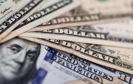 Tras la baja adhesión al canje, el dólar oficial abrió con una leve alza y el blue subió a $ 122