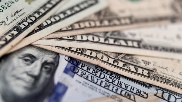 Tras la baja adhesión al canje, el dólar oficial abrió con una leve alza y el blue subió a $ 122