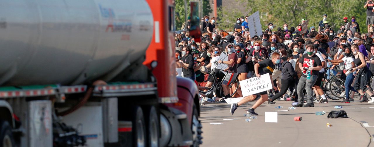 Un hombre a bordo de un camión cisterna intentó arrollar a la multitud durante una protesta por la muerte George Floyd en Minneapolis
