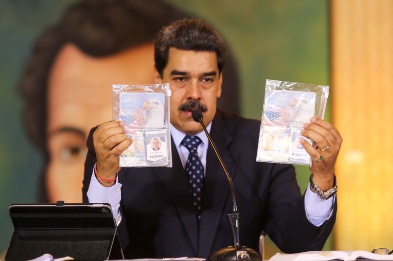 Nicolás Maduro muestra documentos durante una conferencia de prensa virtual en Caracas