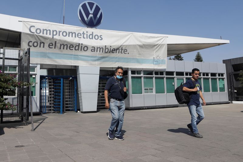 Imagen de archivo. Empleados abandonan la planta de Volkswagen en Puebla, ante el cierre temporal de sus unidades en México debido a la epidemia de coronavirus. 29 de marzo de 2020. REUTERS / Imelda Medina