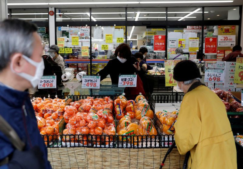 FOTO DE ARCHIVO: Compradores con mascarillas en un supermercado de Tokio, Japón, 27 de marzo de 2020. REUTERS/Issei Kato