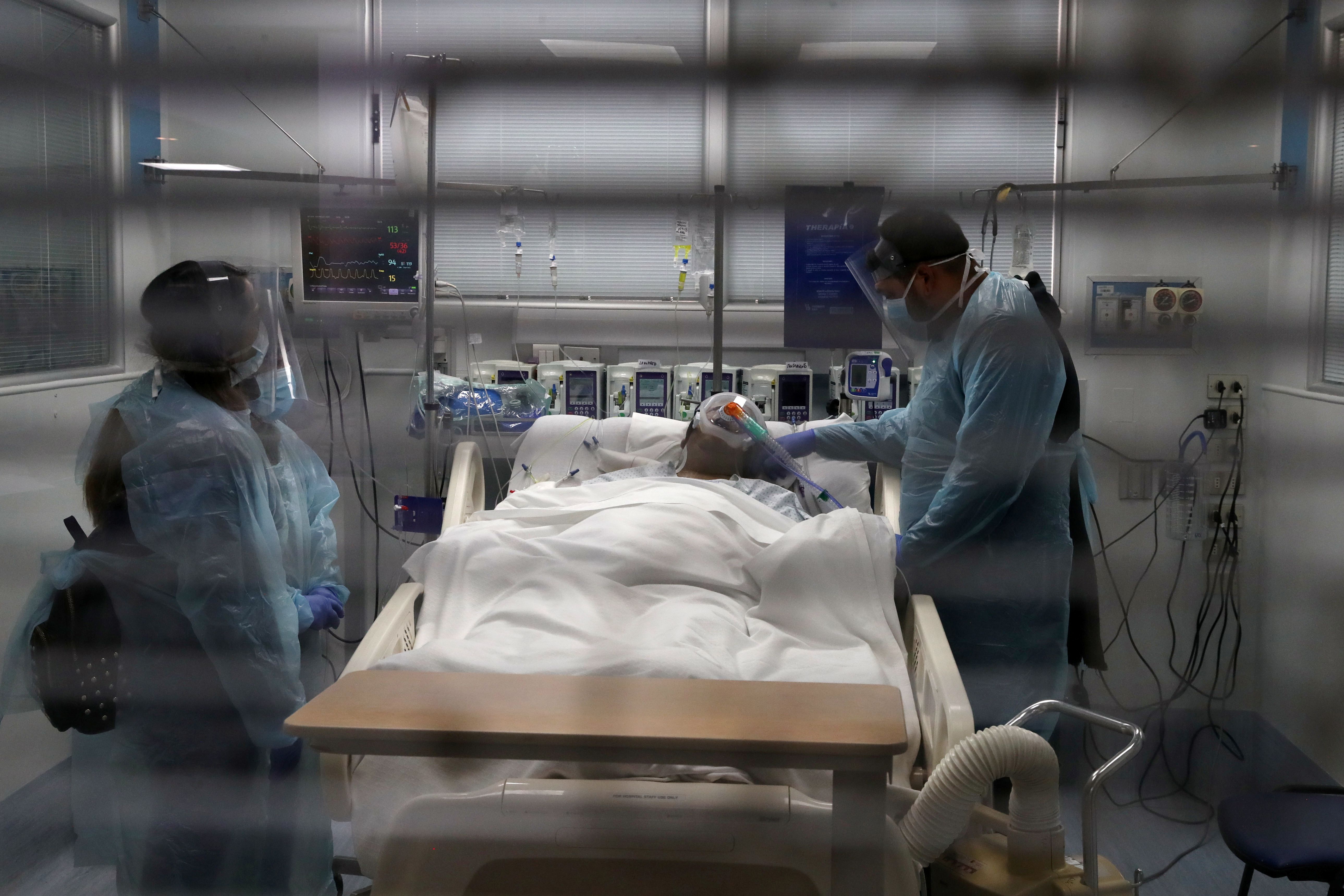 Un paciente con coronavirus en un hospital de Santiago (REUTERS/Ivan Alvarado)