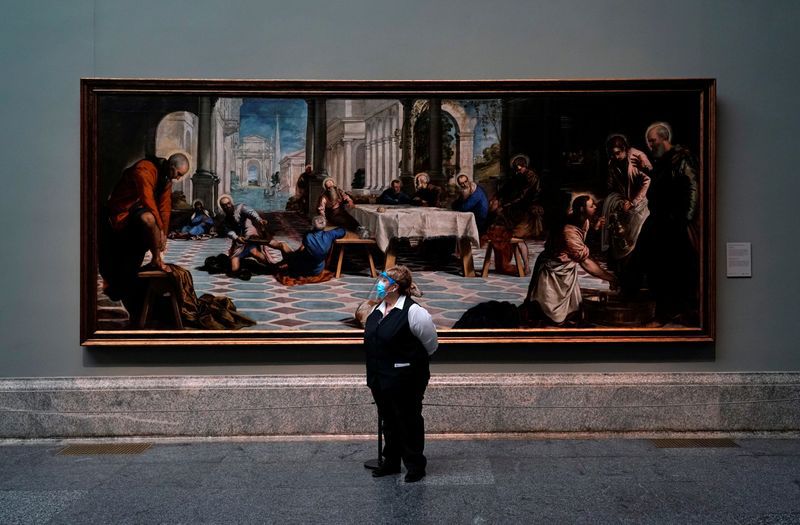 Un empleado se encuentra junto a la pintura de Tintoretto 'Cristo lavando los pies de los discípulos' en el Museo del Prado, Madrid, España, 6 junio 2020.
REUTERS/Juan Medina/FOTO DE ARCHIVO
