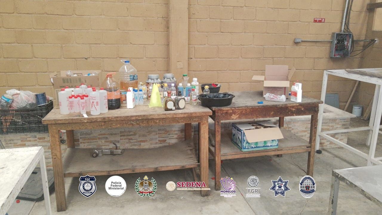 FGE Morelos informó que desmanteló una fábrica clandestina de bebidas alcohólicas Foto: FGE Morelos