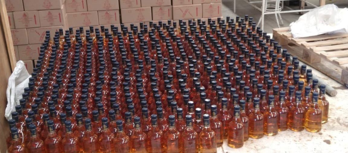 Desmantelan fábrica clandestina de alcohol en Morelos; aseguran más de 7,000 botellas adulteradas