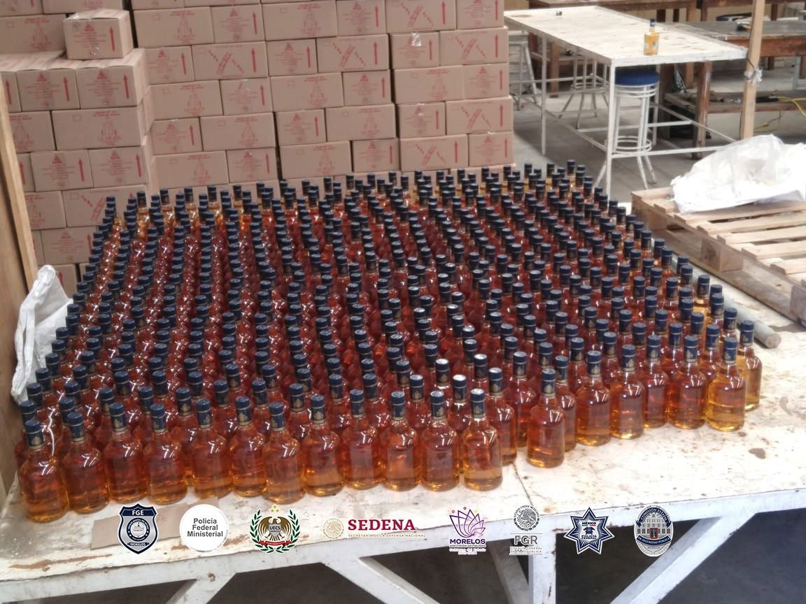 FGE Morelos informó que desmanteló una fábrica clandestina de bebidas alcohólicas Foto: FGE Morelos