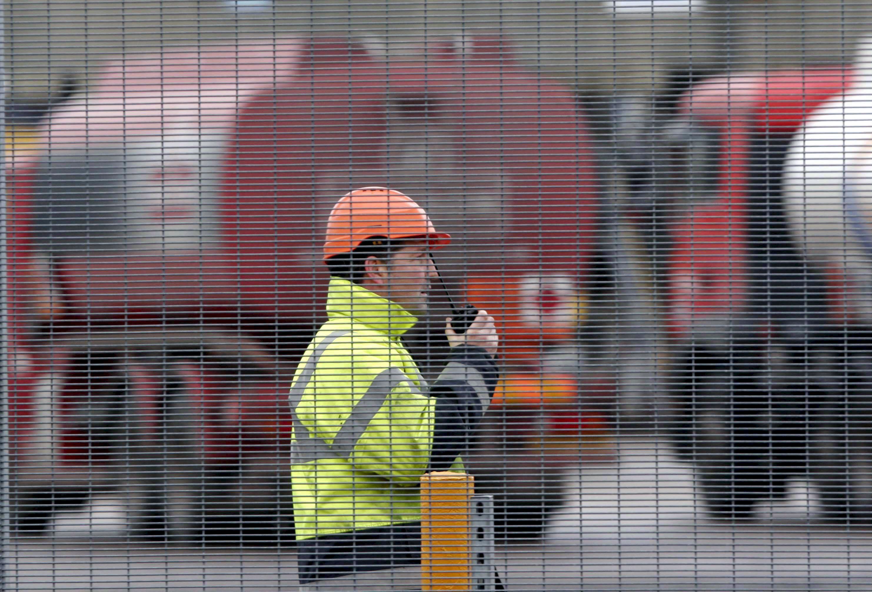 Un operario en unl depósito de combustible en Kingsbury, Reino Unido. EFE/Lawrence Looi./Archivo