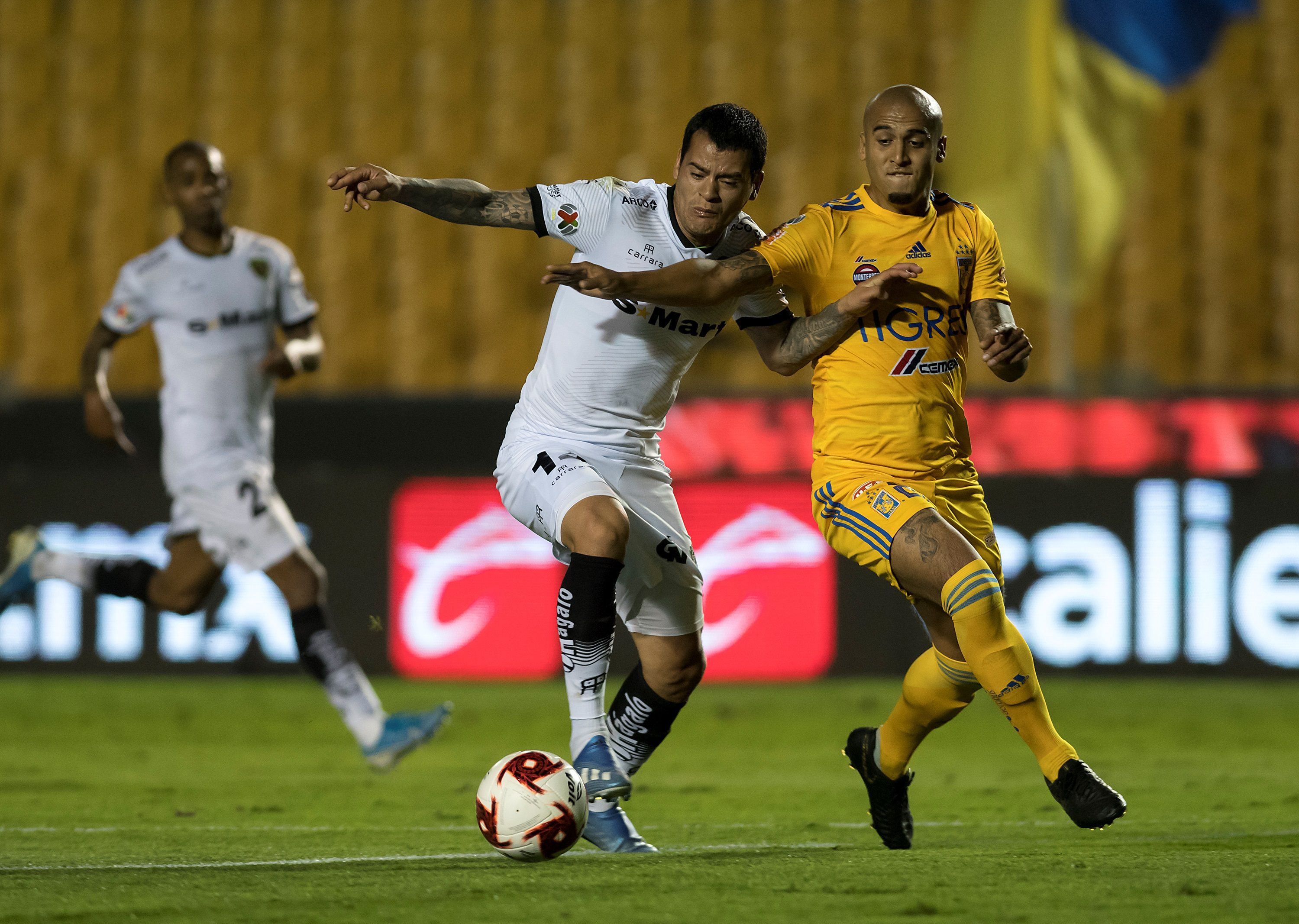 Luis Rodriguez (d) de Tigres disputa el balón con Gabriel Mendieta (i) de Bravos de Juárez FC durante un partido correspondiente a la jornada 10 del Torneo Clausura 2020 celebrado en el estadio Universitario de la ciudad de Monterrey. EFE/Miguel Sierra/Archivo