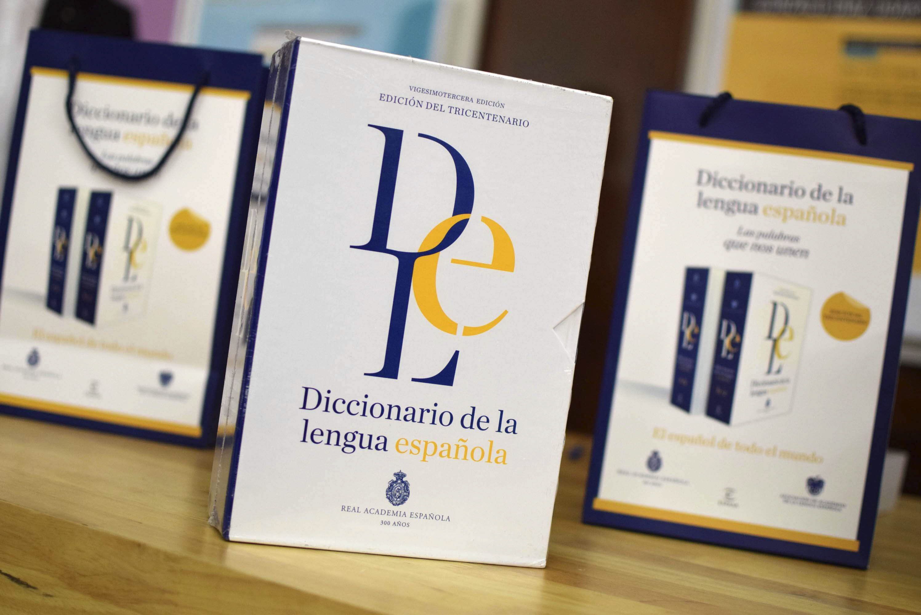 Ejemplar del Diccionario edición Tricentenario. EFE/Esteban Biba/Archivo 