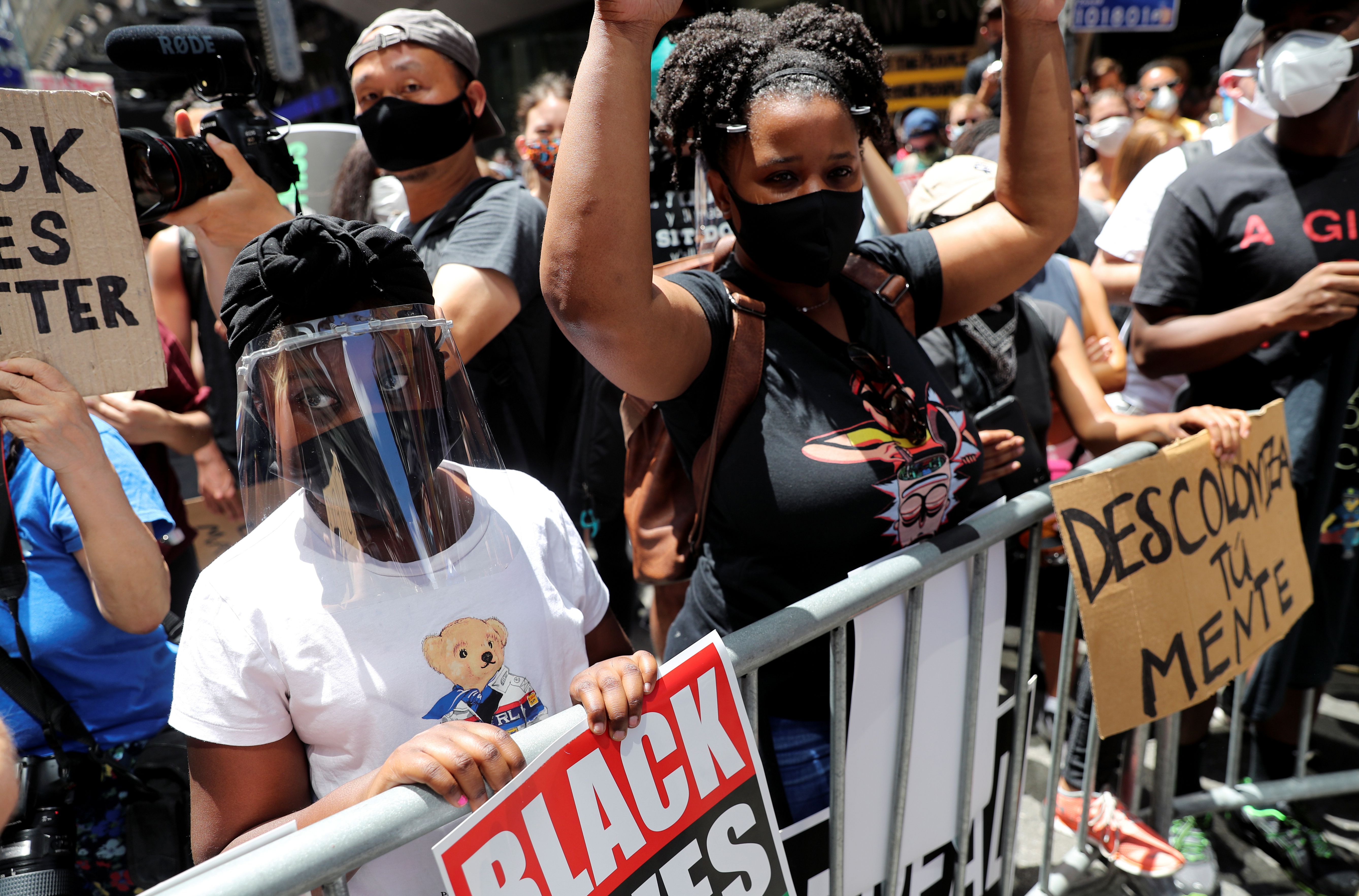 Manifestantes con máscaras y barbijos durante una protesta por GEorge Floyd en Nueva York (REUTERS/Jeenah Moon(