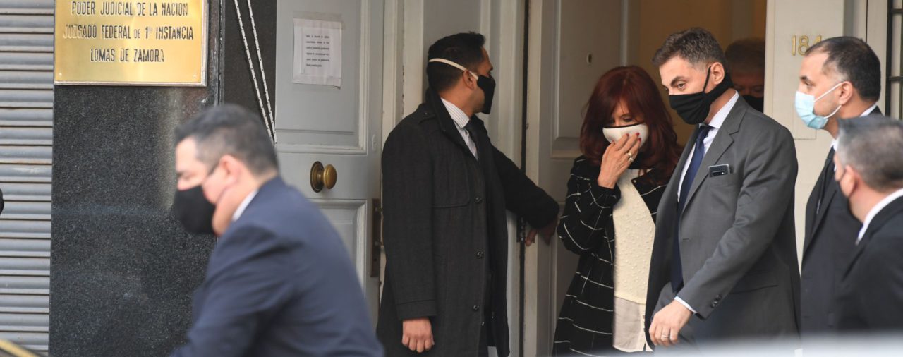 Fotos, grabaciones y dos pizarrones: cómo fue el paso de Cristina Kirchner por el juzgado que investiga el presunto espionaje ilegal realizado por el macrismo