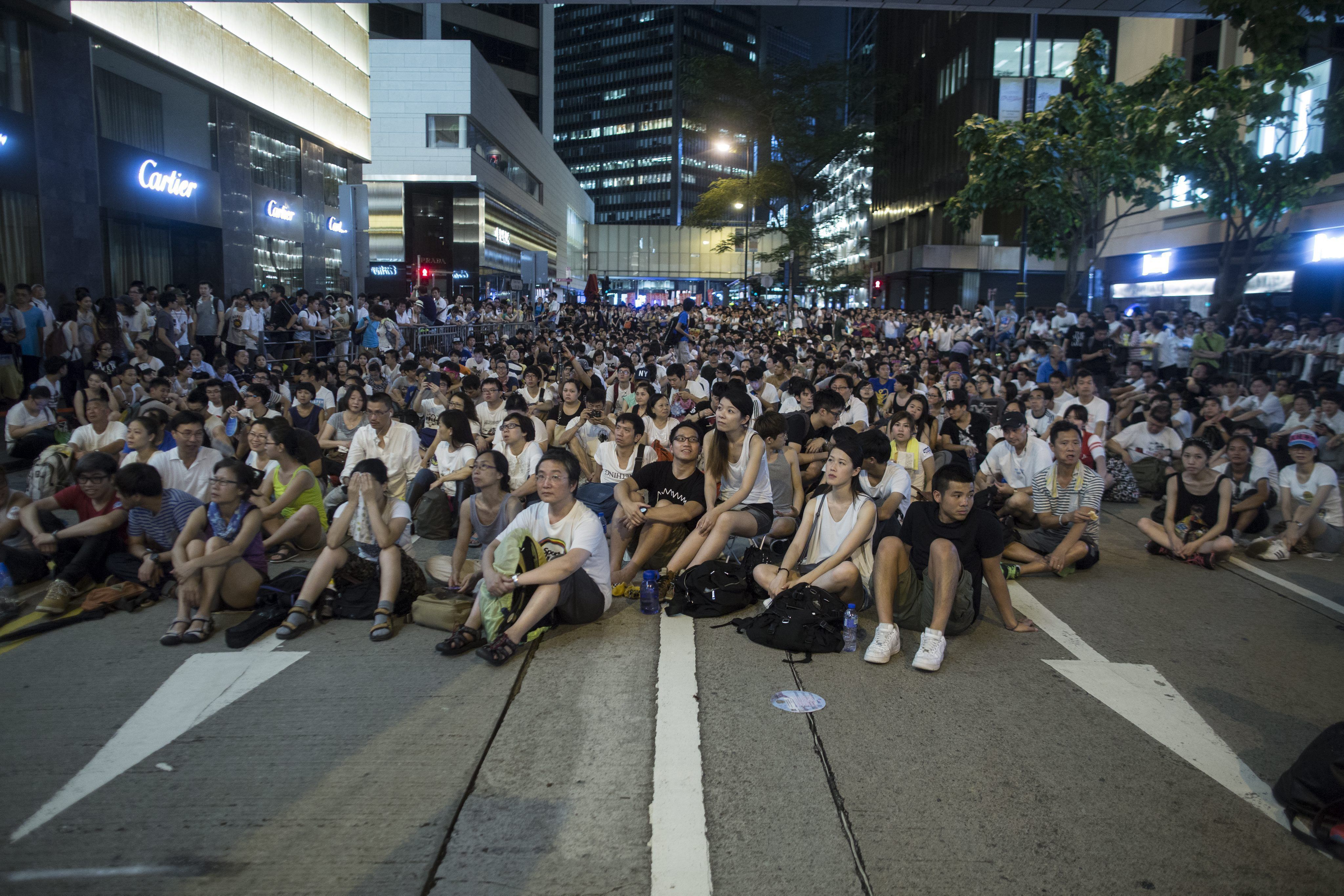 Varios manifestantes hacen una sentada durante las protestas anuales contra el gobierno de Hong Kong, en Hong Kong, China, el 1 de julio.EFE/Jerome Favre/Archivo 