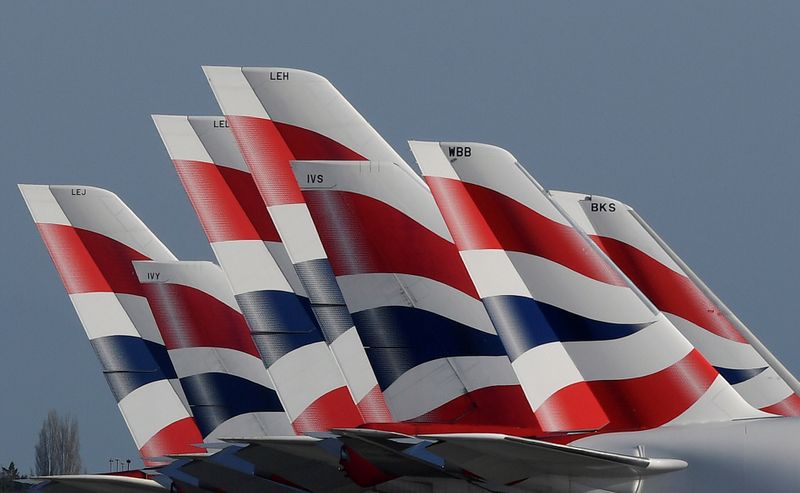 FOTO DE ARCHIVO: Estabilizadores de cola de aviones de British Airways en el aeropuerto de Heathrow en Londres, Reino Unido, el 31 de marzo de 2020. REUTERS/Toby Melville