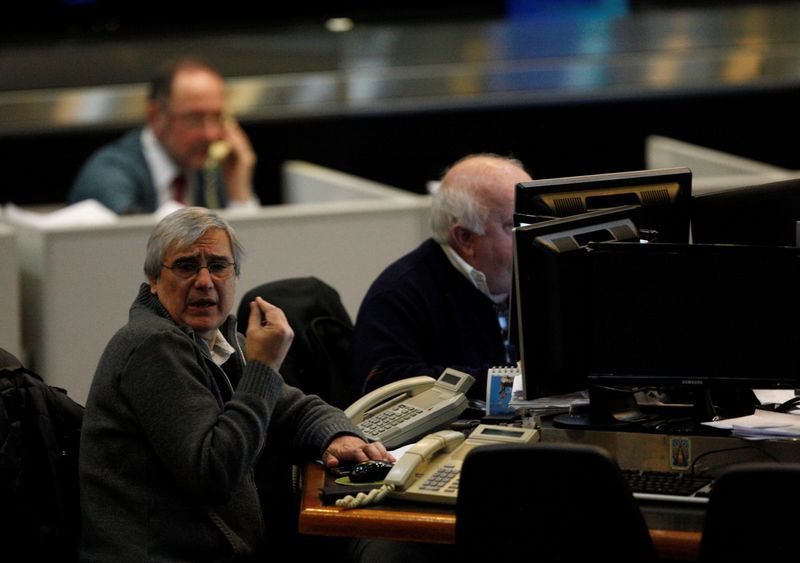 Operadores trabajan en la Bolsa de Buenos Aires. (Reuters)