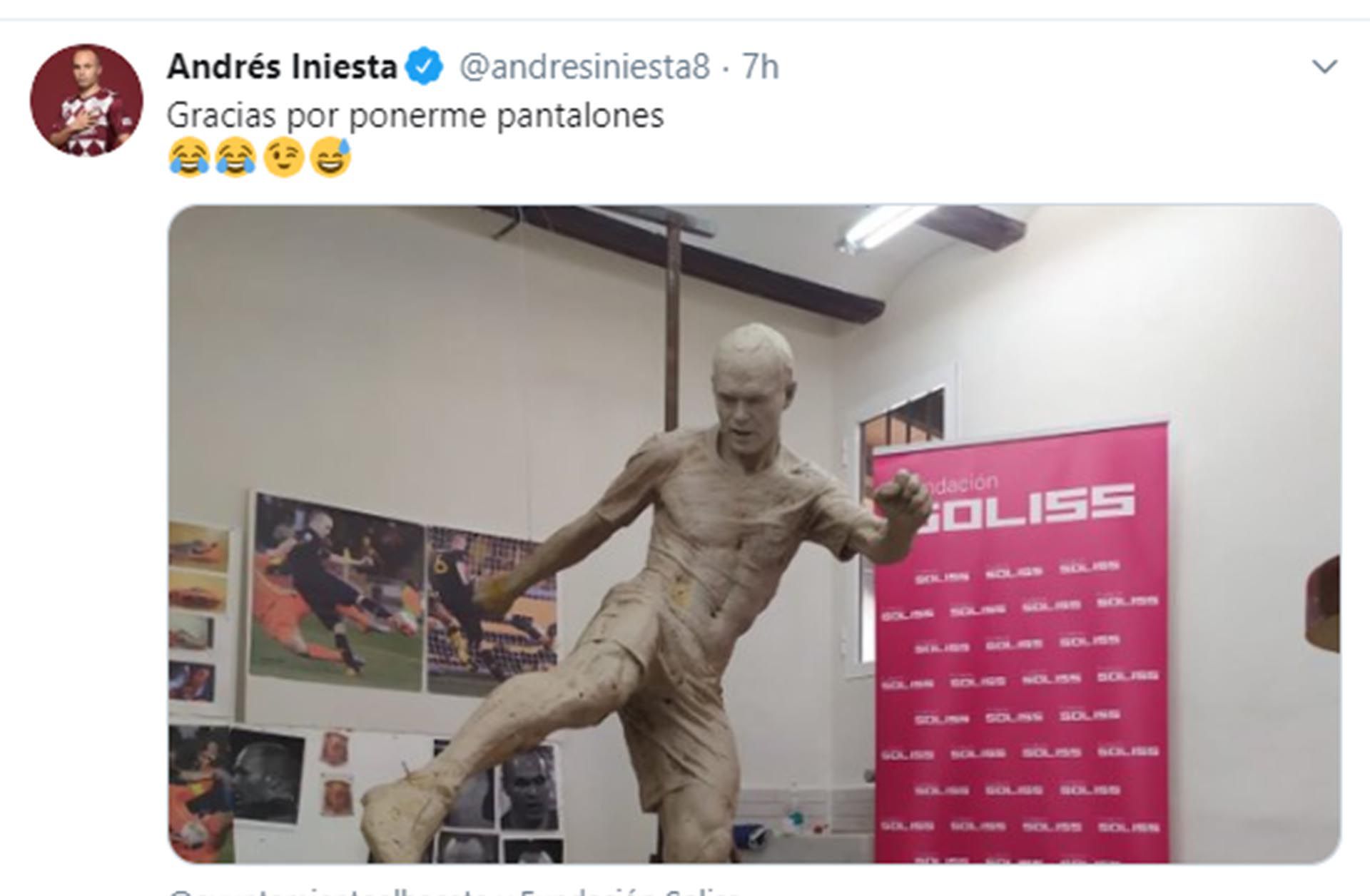 Reacción de Andrés Iniesta sobre su estatua desnudo