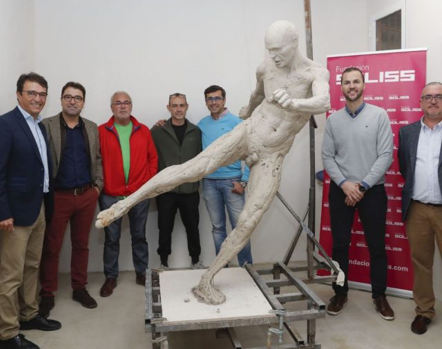 La reacción de Andrés Iniesta después de ver su estatua desnudo