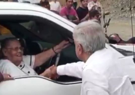 López Obrador prometió justicia para las víctimas de la masacre de “El Caballo Blanco”, pero evitó hablar con los familiares