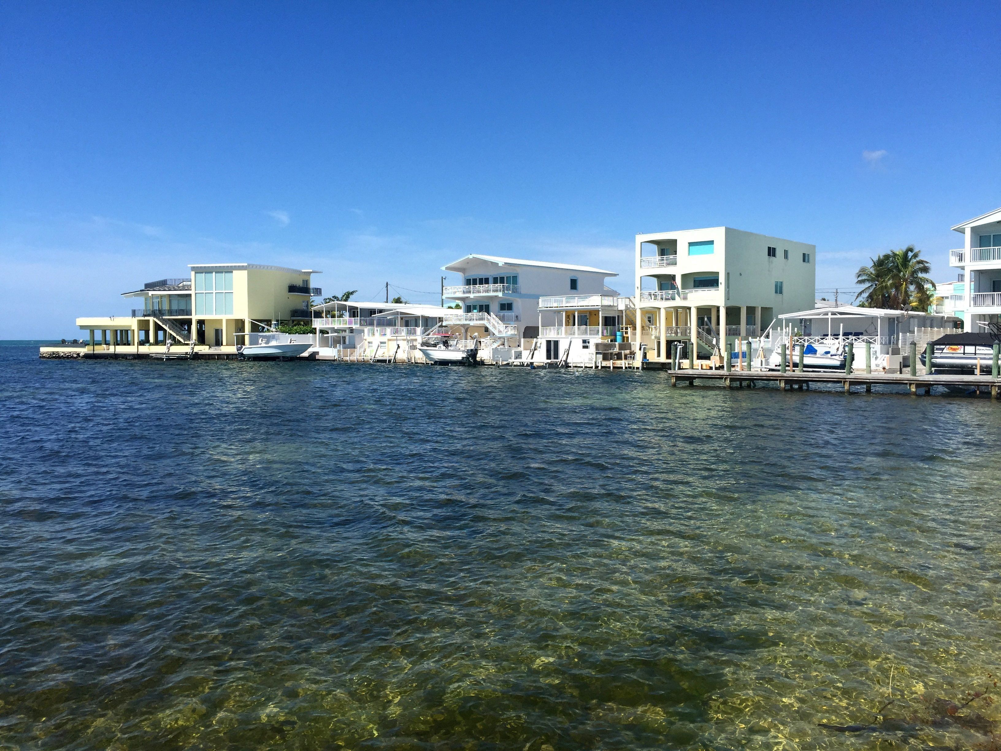 Fotografía del 9 de mayo donde aprecia una vista de barcos amarrados durante el aislamiento por coronavirus en Islamorada, uno de los seis pueblos de los Cayos de Florida. EFE/Ana Mengotti 