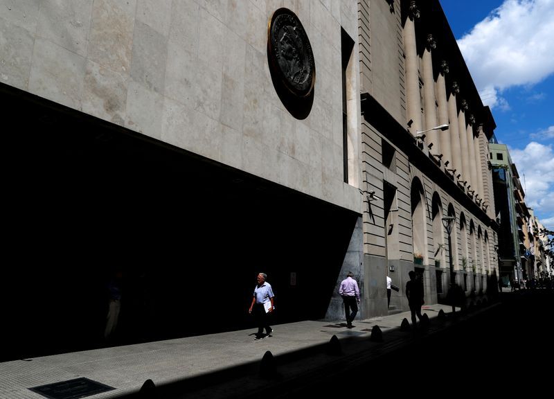 Un peatón camina frente a la fachada de la Bolsa de Comercio de Buenos Aires. (Reuters)