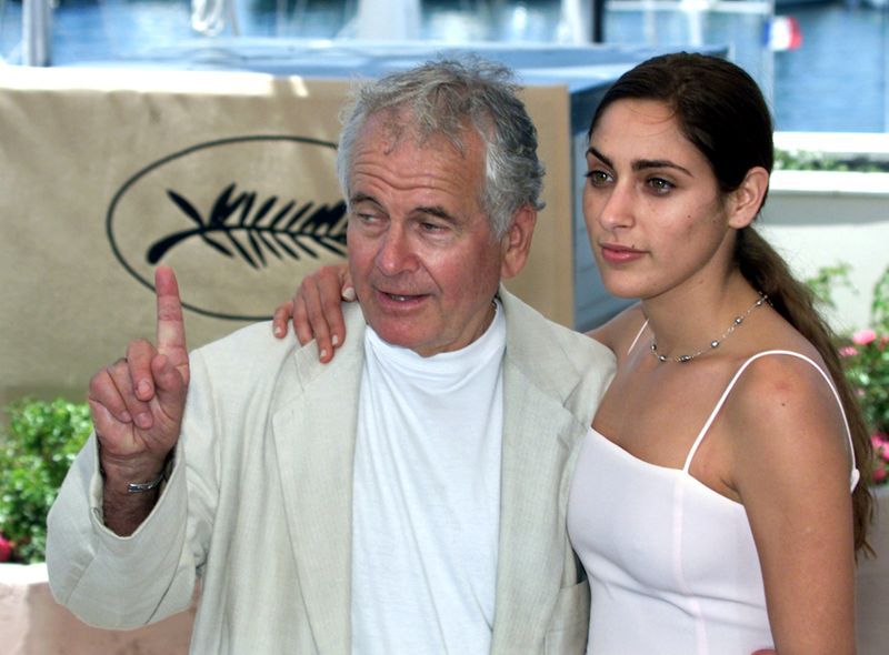 Holm junto a la actriz estadounidense Summer Phoenix en un evento en la edición 53 del festival de Cannes, el 19 de mayo de 2000 (REUTERS/John Schults)