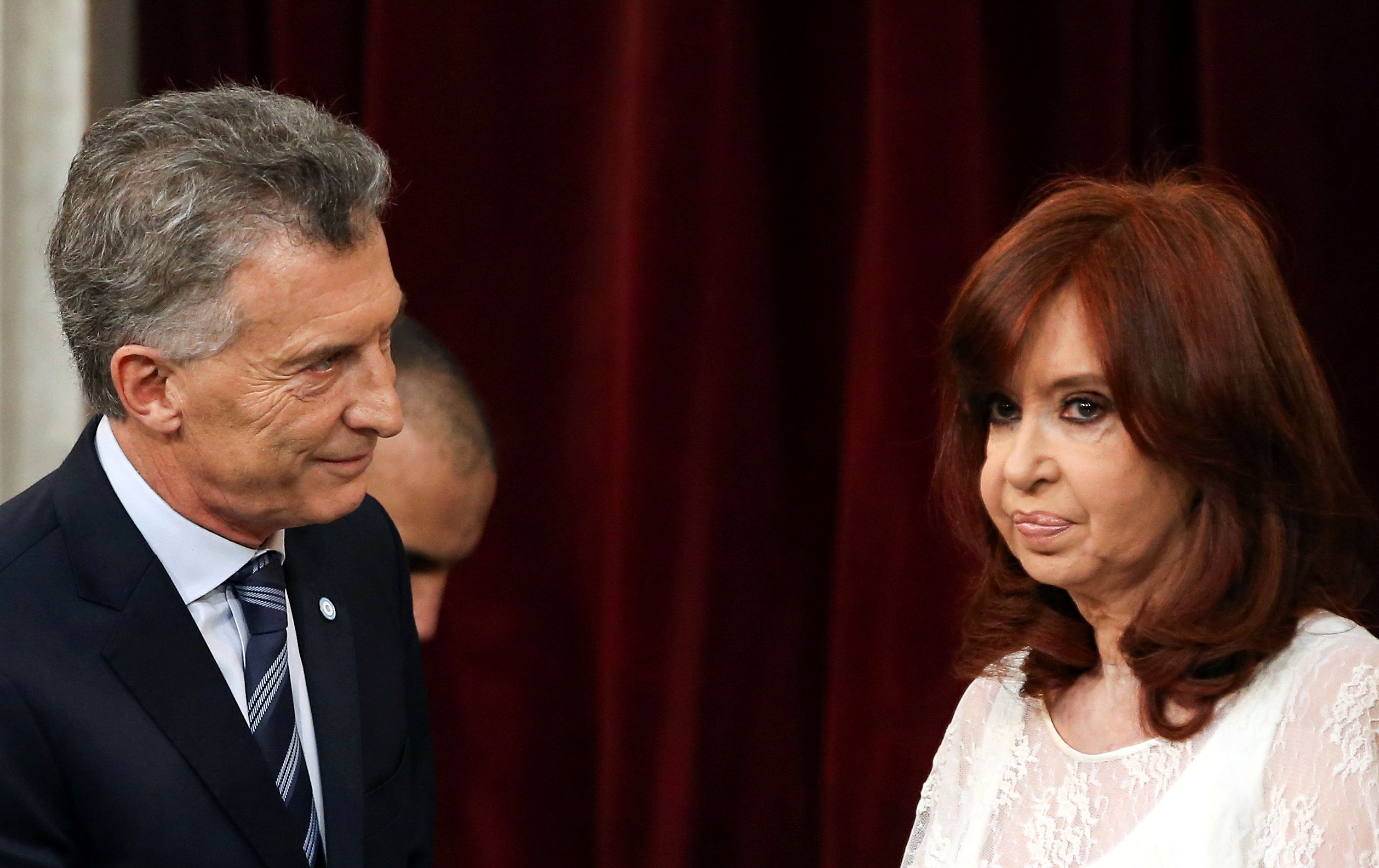 Cristina Fernández de Kirchner y Mauricio Macri se saludan con frialdad durante la asunción presidencial de Alberto Fernández