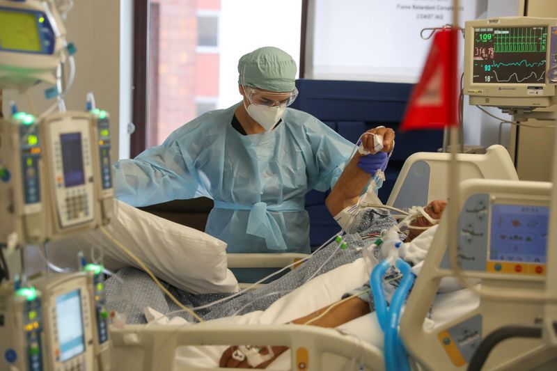 La doctora Zafia Anklesaria, codirectora de la unidad de cuidados intensivos del Dignity Health California Hospital Medical Center, atiende a un paciente de COVID-19 en el hospital donde trabaja en Los Ángeles, estado de California, Estado Unidos, el 18 de mayo de 2020. REUTERS/Lucy Nicholson