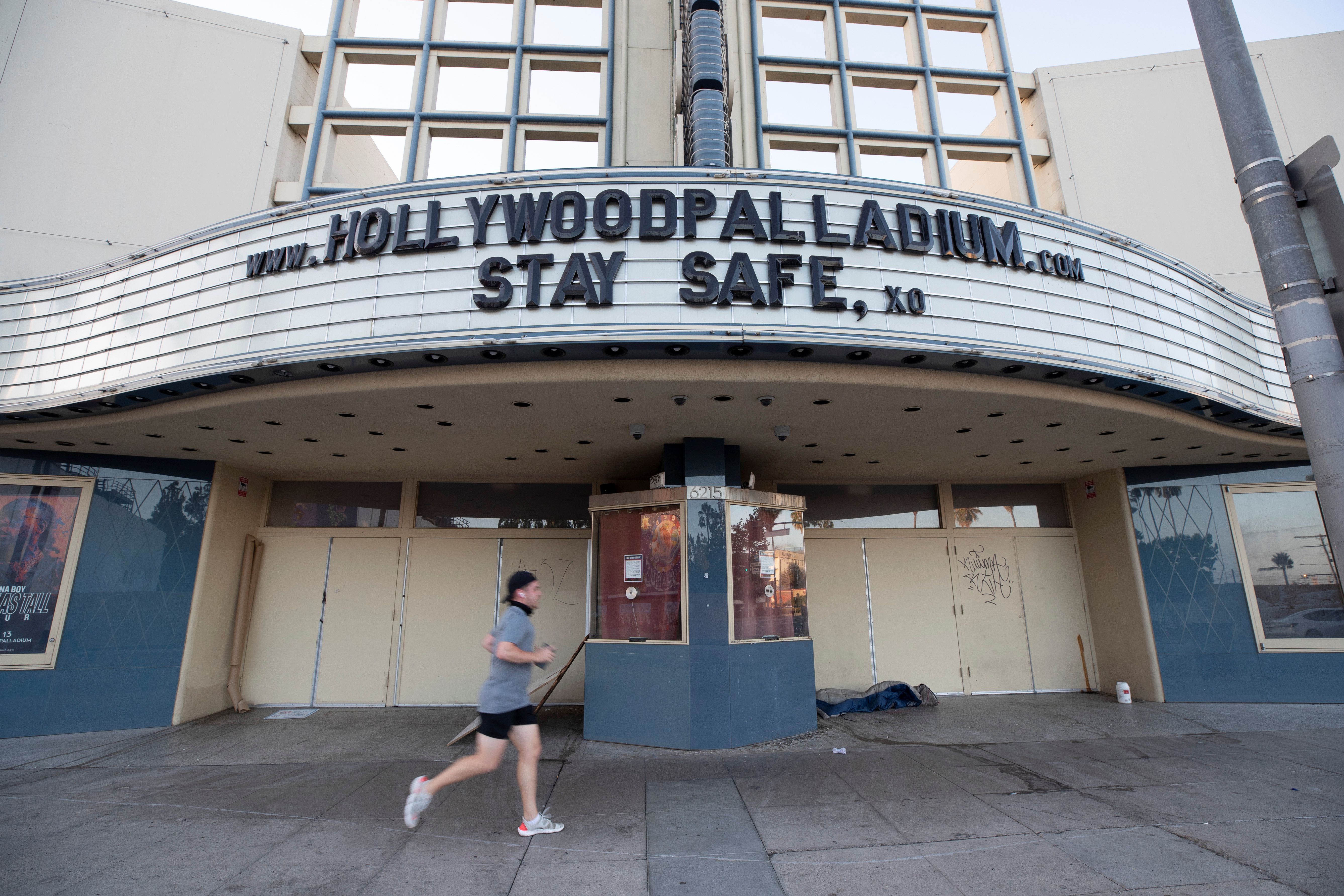 Una persona trota por el Hollywood Palladium durante el brote de la enfermedad por coronavirus (COVID-19). REUTERS/Mario Anzuoni