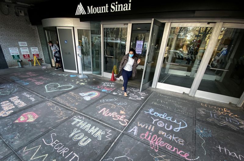 Mensajes de agradecimiento a los trabajadores de la salud en la entrada del Mount Sinai Hospital, Nueva York, el 7 de abril de 2020 (REUTERS/Mike Segar)
