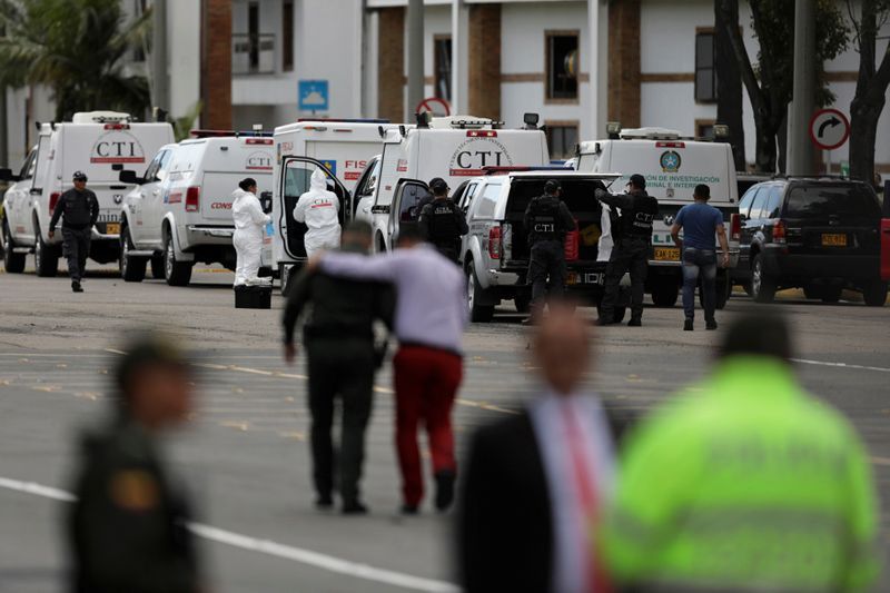 Imagen de archivo de policías y personal de seguridad en el lugar donde explotó un coche bomba en Bogotá, Colombia. 17 enero 2019. REUTERS/Luisa González