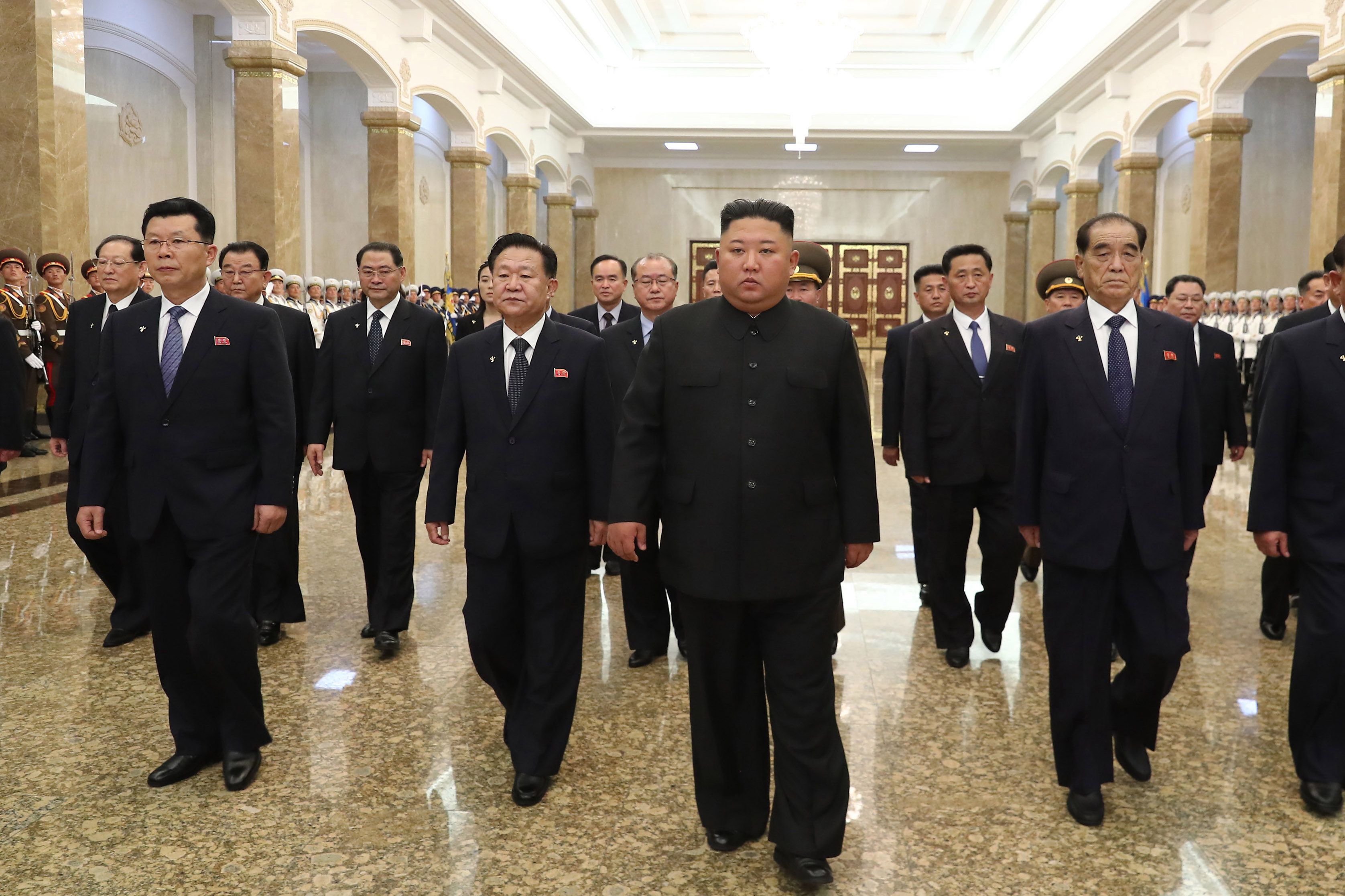 07/07/2020 07 July 2020, North Korea, Pyongyang: North Korean leader Kim Jong-un (C) visits the Kumsusan Palace of the Sun in Pyongyang to pay tribute to his grandfather and North Korea's founder, Kim Il-sung, on the occasion of the 26th anniversary of the former leader's death. Photo: -/YNA/dpa POLITICA INTERNACIONAL -/YNA/dpa 