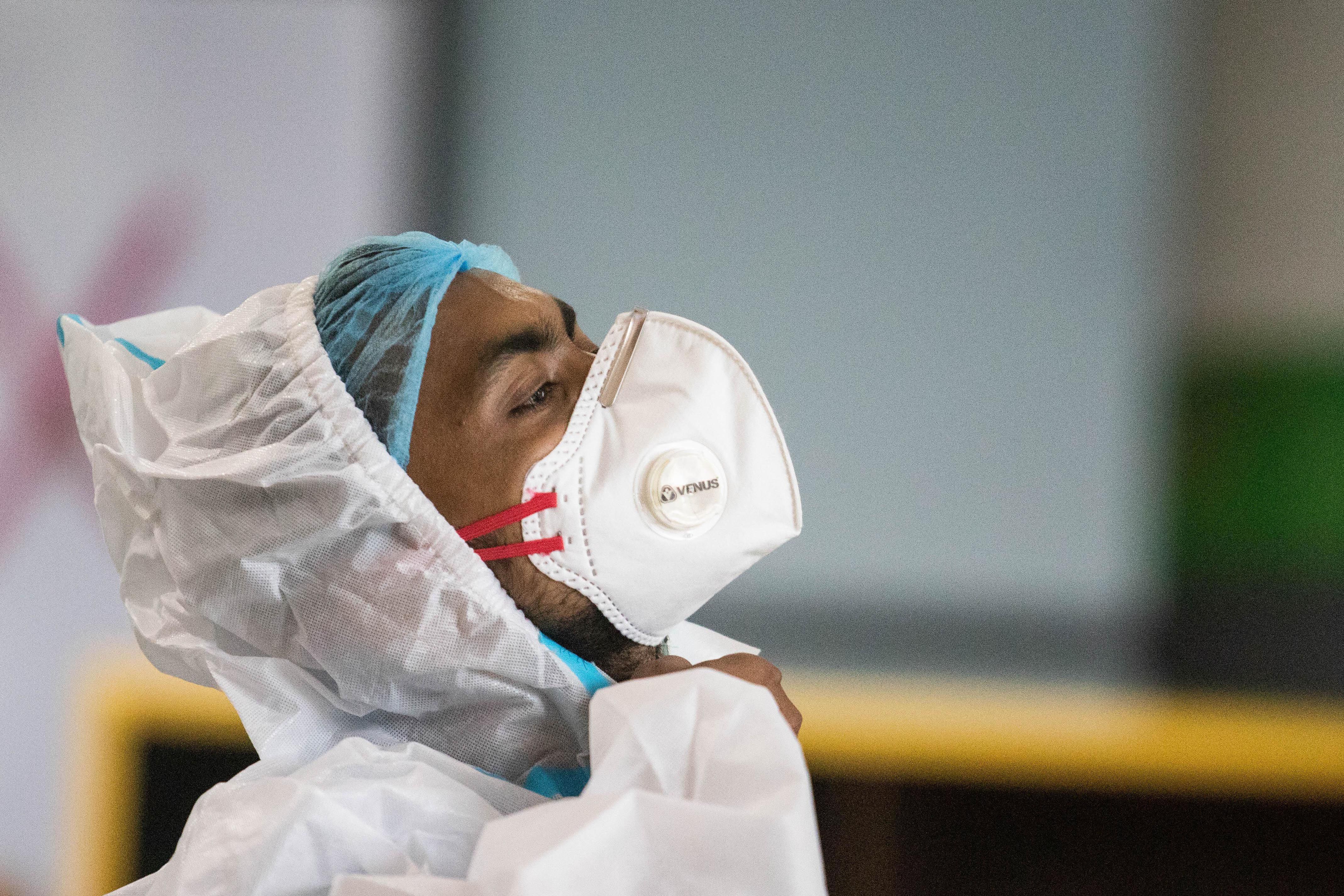 17/07/2020 17 July 2020, India, New Delhi: A health worker wears his PPE suit before entering the isolation wards at the Commonwealth Games (CWG) Village sports complex which was temporarily converted into a coronavirus care centre. Photo: Vijay Pandey/ZUMA Wire/dpa POLITICA INTERNACIONAL Vijay Pandey/ZUMA Wire/dpa 