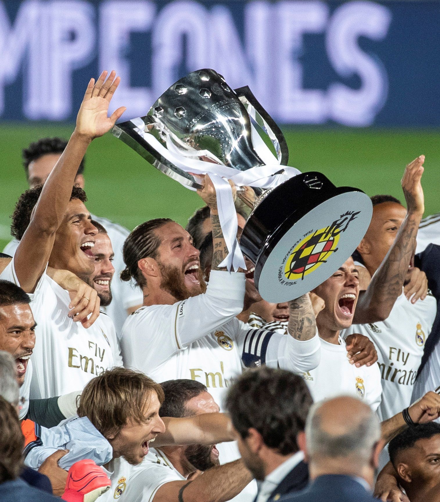 El capitán del Real Madrid, Sergio Ramos, alza el trofeo que les acredita campeones del título de liga tras su victoria ante el Villarreal en el partido de LaLiga que se disputó en el Estadio Alfredo Di Estefano en Madrid. EFE/Rodrigo Jiménez 