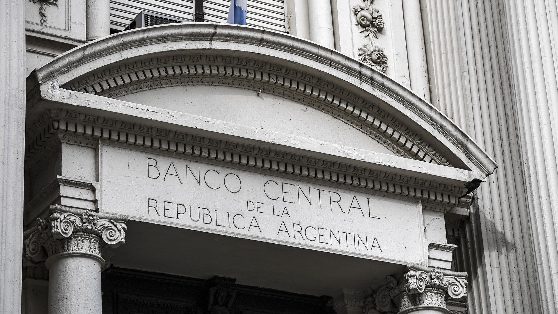El BCRA alienta la firmeza de tasas para quitar presión al dólar. (AFP)