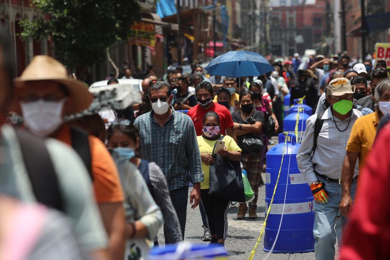 Foto del lunes de una multitud esperando para ingresar al área de la Ciudad de México en la que las tiendas están abiertas en medio de la reapertura gradual de la actividad comercial. Jul 6, 2020. REUTERS/Henry Romero