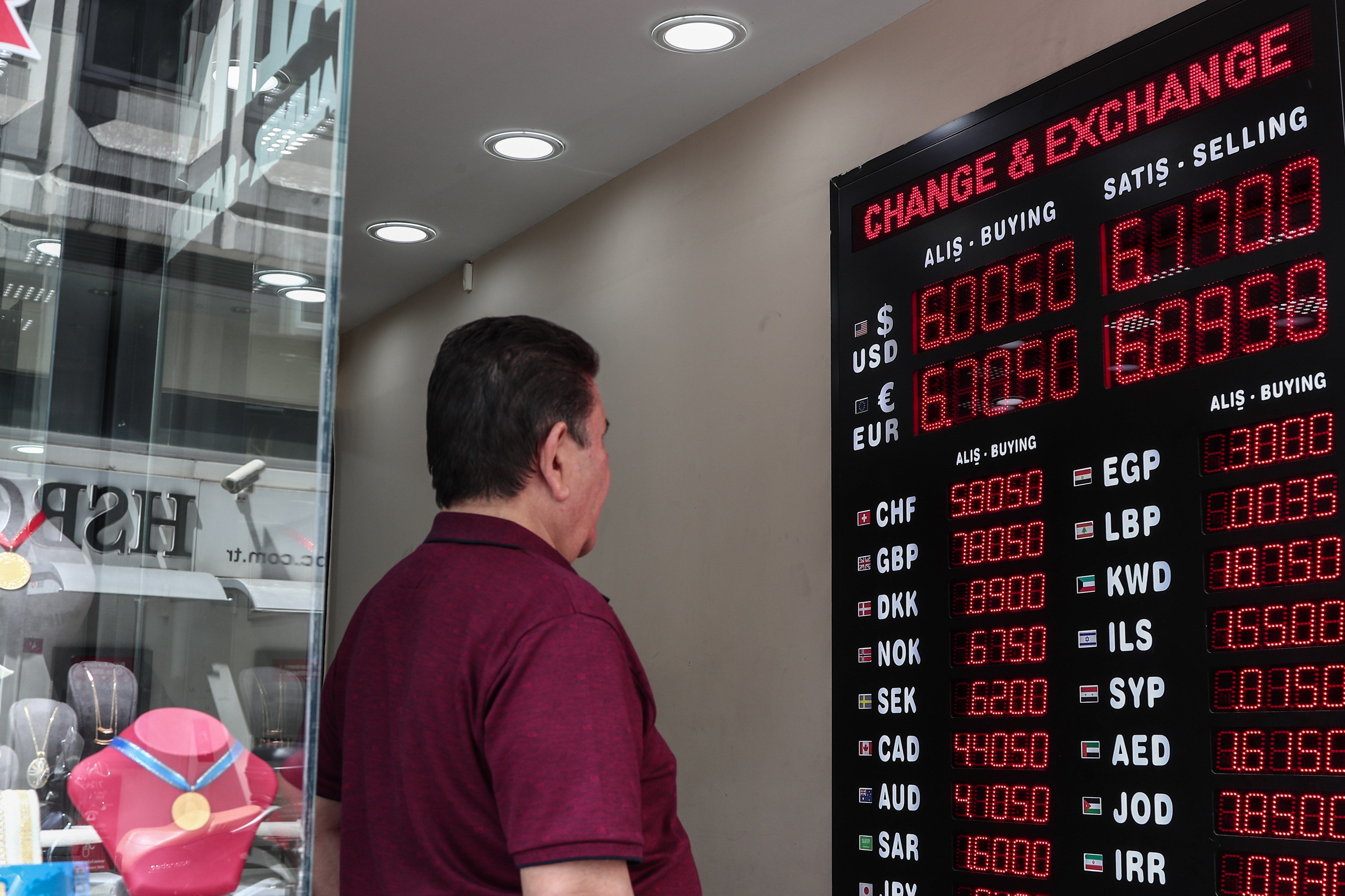 Un hombre revisa los tipos de cambio de varias divisas en una oficina de cambio de divisas. EFE/ Sedat Suna/Archivo 
