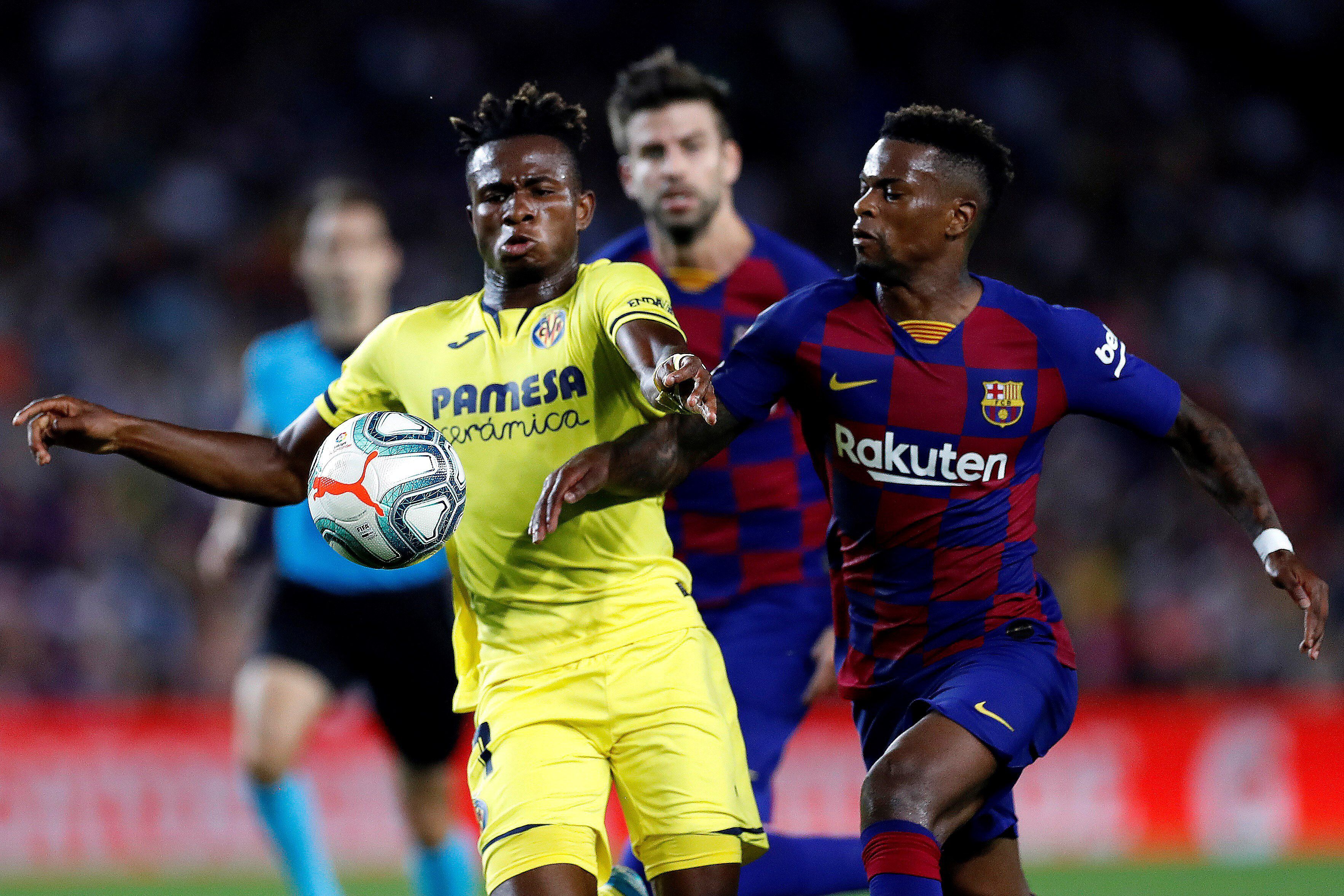 El defensa portugués del FC Barcelona Nelson Semedo (d) disputa un balón con Chukwueze (i), centrocampista nigeriano del Villarreal CF, durante un partido. EFE/ Alberto Estévez/Archivo 