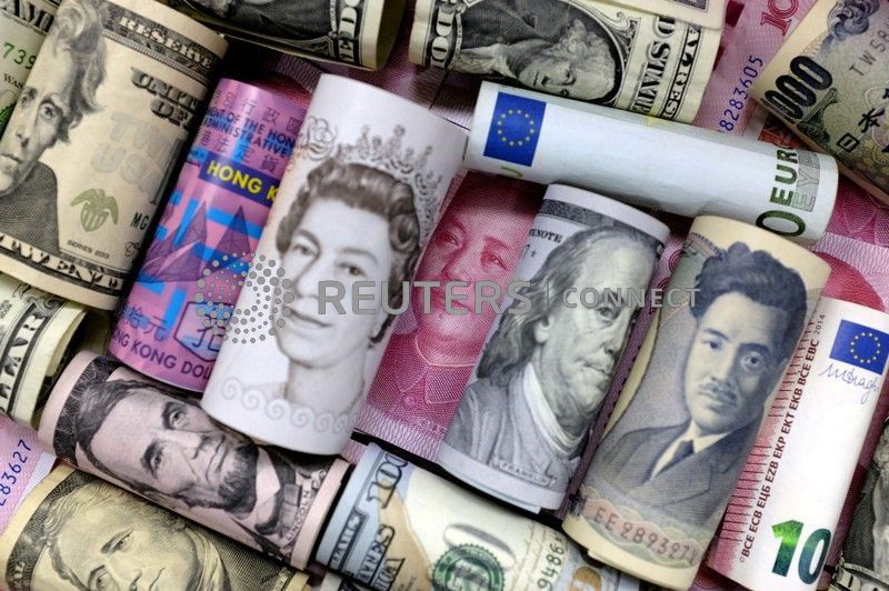 Foto de archivo ilustrativa de billetes de dólar, libras, euros, yenes y yuanes. Ene 21, 2016. REUTERS/Jason Lee