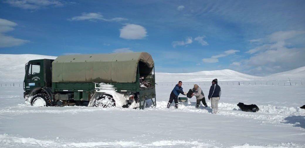 Fuerzas de seguridad asisten a personas aisladas por la nieve en La Patagonia