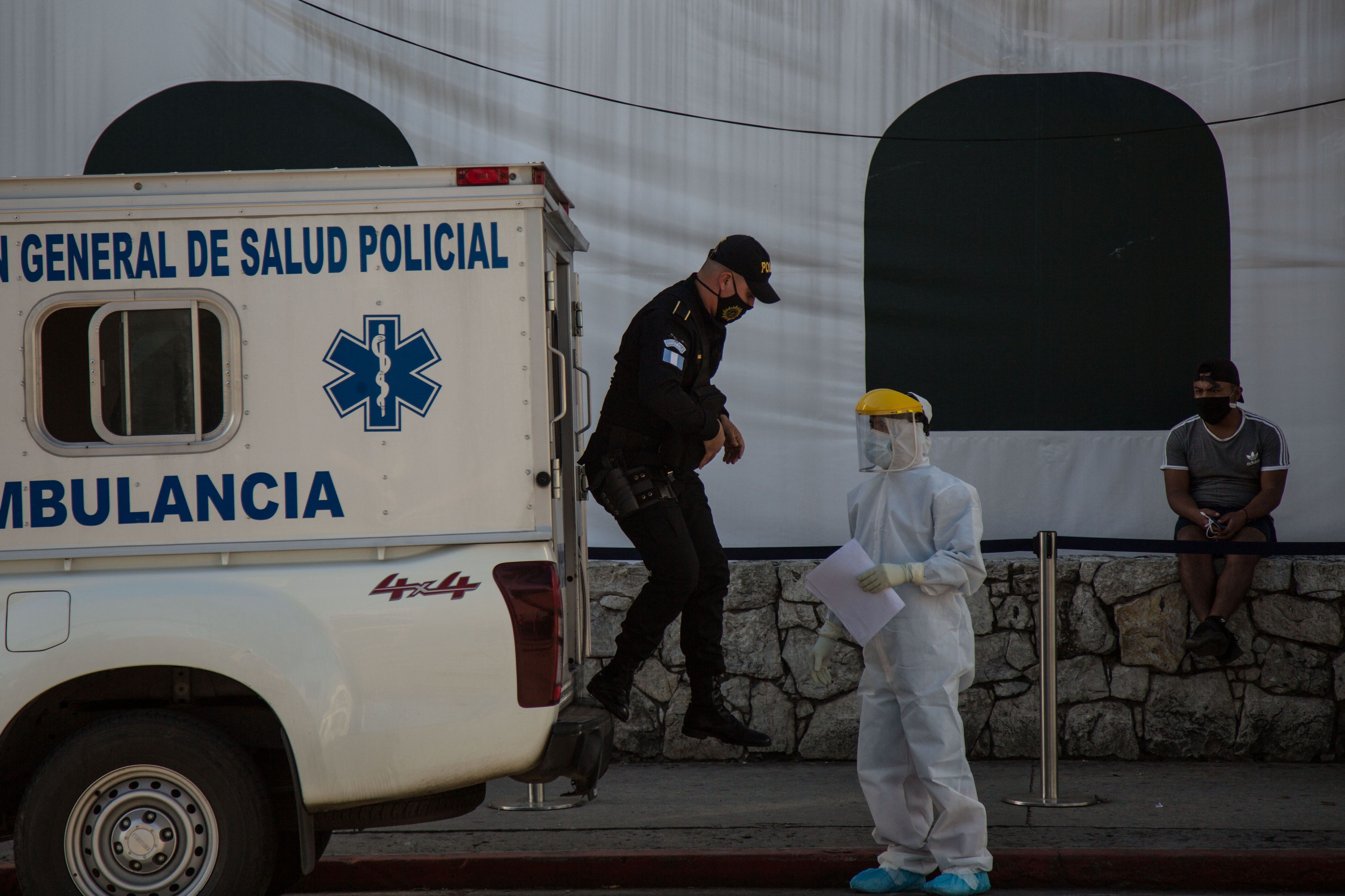 Un policía es trasladado por una ambulancia al Instituto Guatemalteco de Seguridad Social, el pasado 18 de julio del 2020, en Ciudad de Guatemala (Guatemala). EFE/ Esteban Biba 