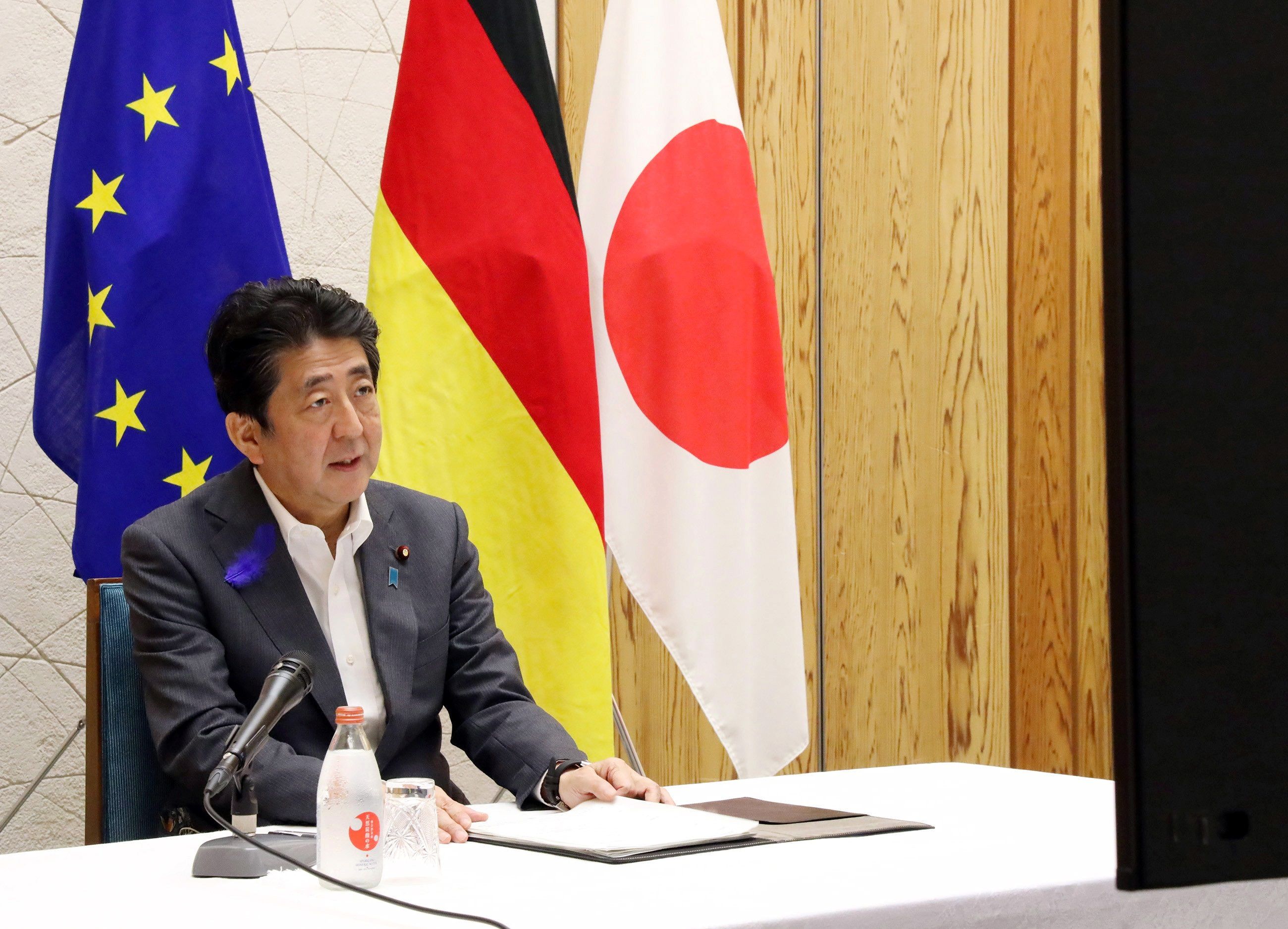 El primer ministro japonés, Shinzo Abe, en una videoconferencia este viernes en Tokio. EFE/EPA/JAPAN'S CABINET PUBLIC RELATIONS OFFICE HANDOUT 