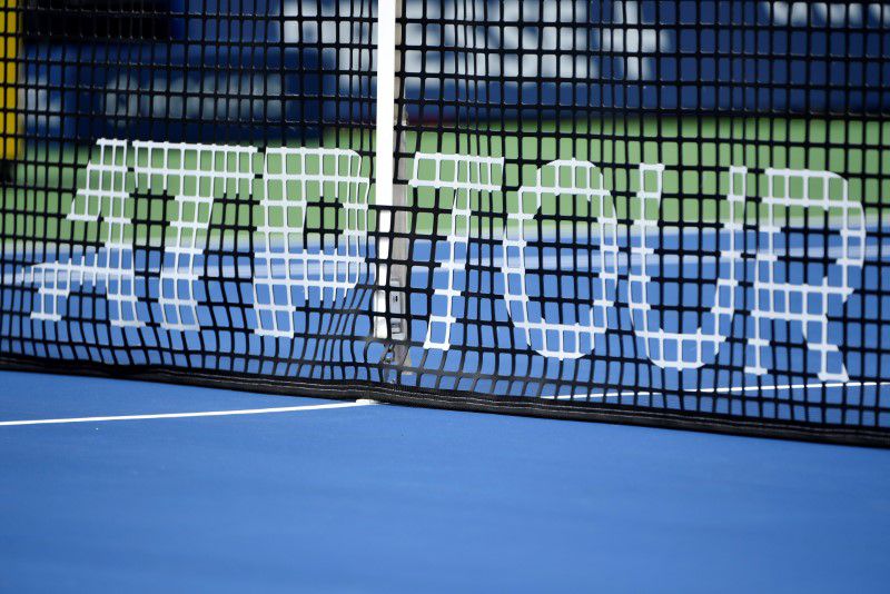 FOTO DE ARCHIVO: El logotipo de la ATP en una red de una pista de tenis en Montreal, provincia de Quebec, Canadá, el 8 de agosto de 2019. Eric Bolte-USA TODAY Sports