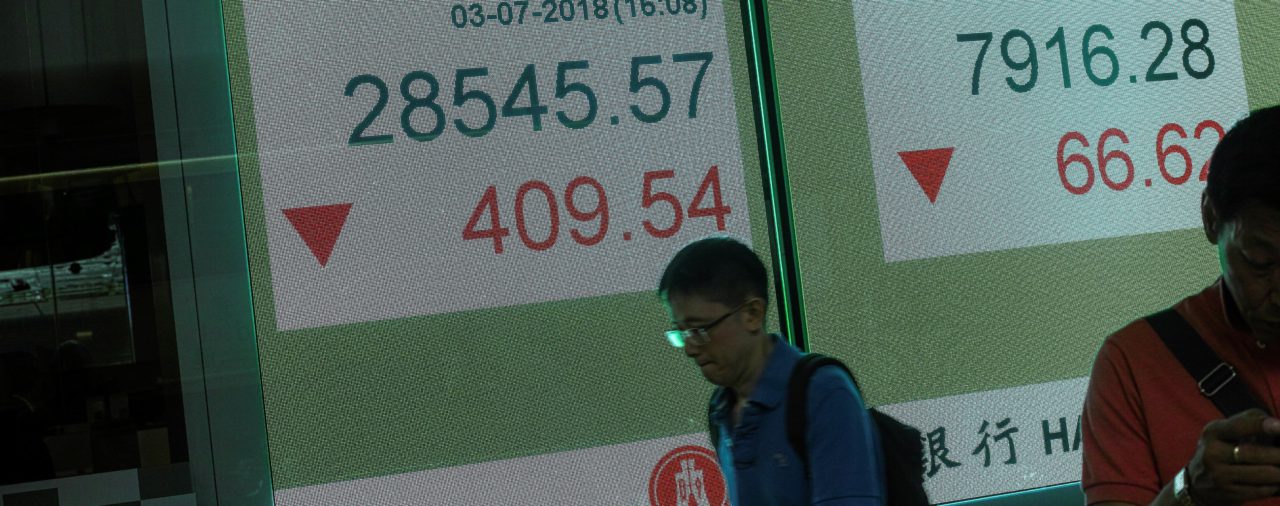 La Bolsa de Hong Kong baja un 0,41 % en medio de restricciones por la covid