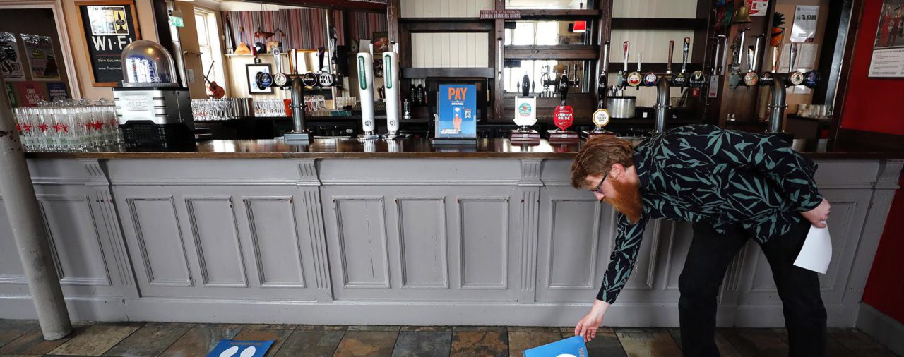 Los bares ingleses volvieron a abrir después de tres meses de cuarentena por coronavirus