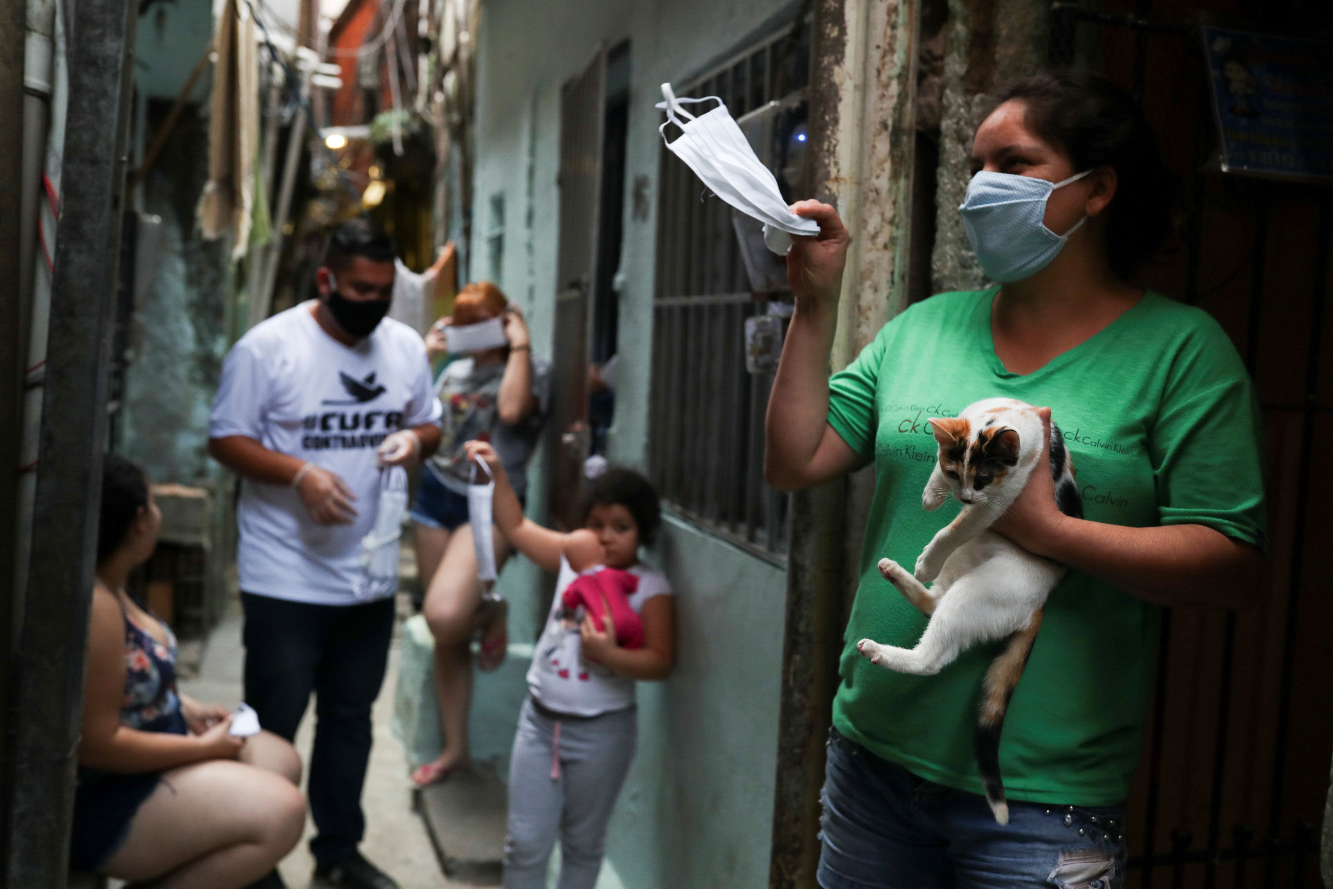 Trabajos sociales de una ONG en una favela de San pablo (Reuters)