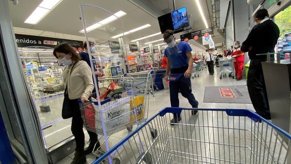 Por la cuarentena, en mayo las ventas en shoppings se desplomaron 95,6% y en los supermercados subieron 5,1%